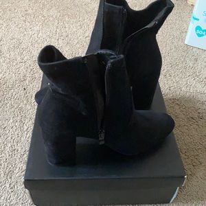 Black bootie perfect for fall